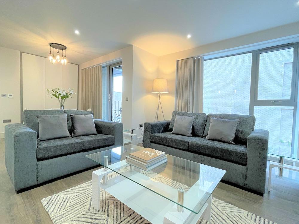 Spectacular 2BR Apartment with Parking