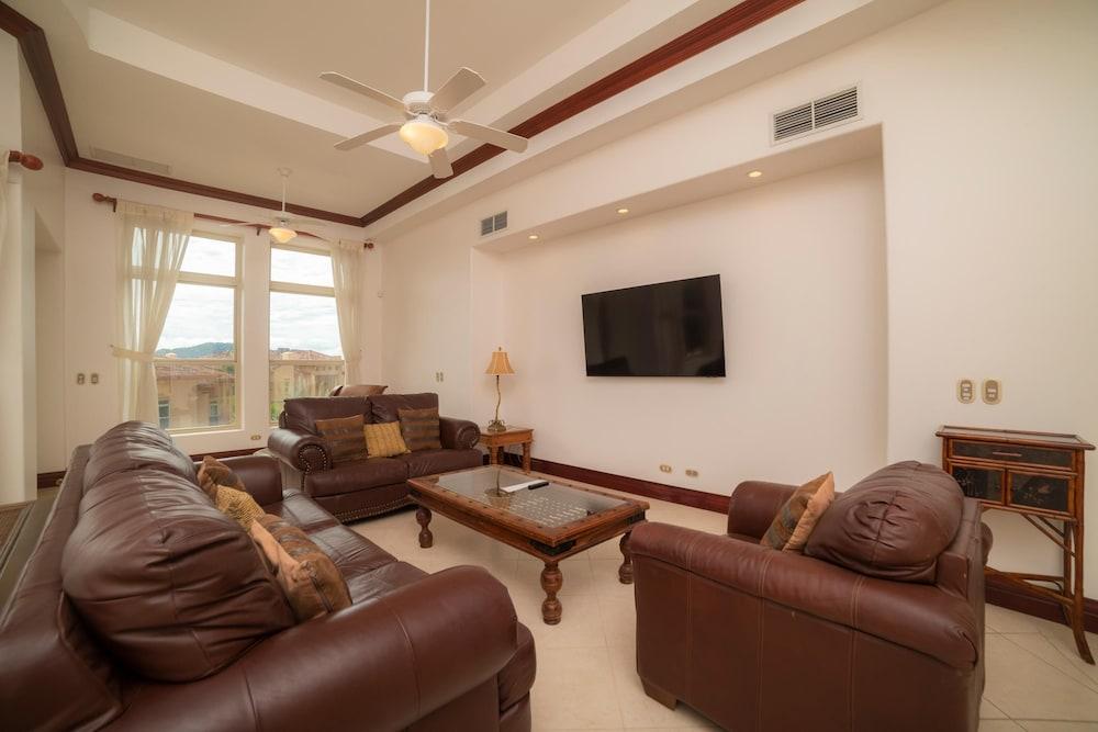 Bella Vista 2B 3 Bedr 3 1 2 Bath Pool View