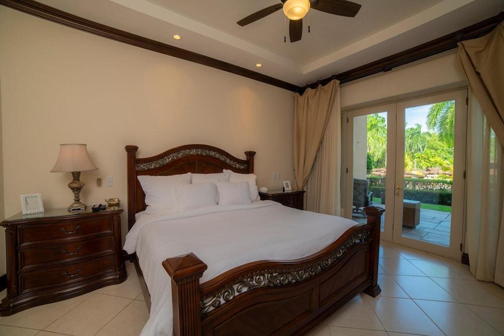 Bella Vista 3F- 3 bdr 3 1 2 Bath Family