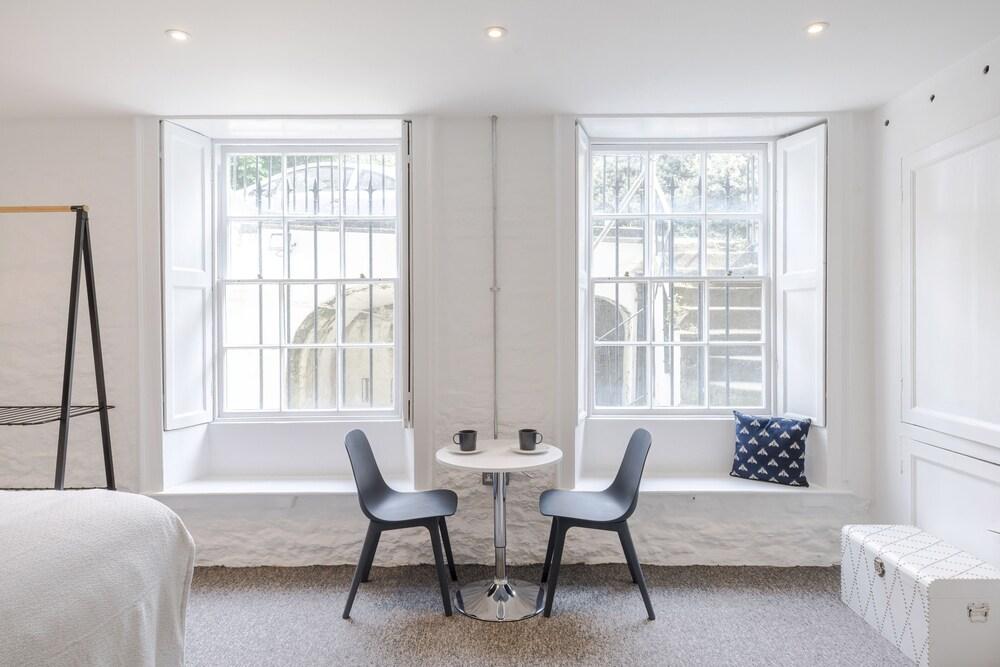 4 Berkeley Sq - YourApartment