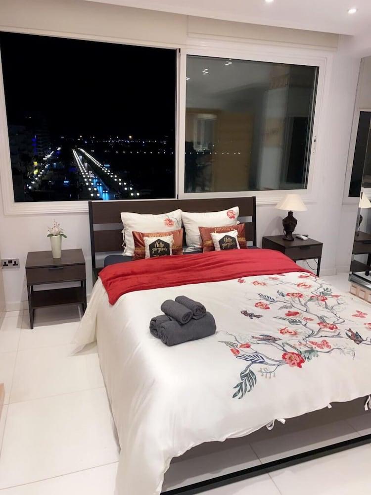 Larnaca Seaview Rooms