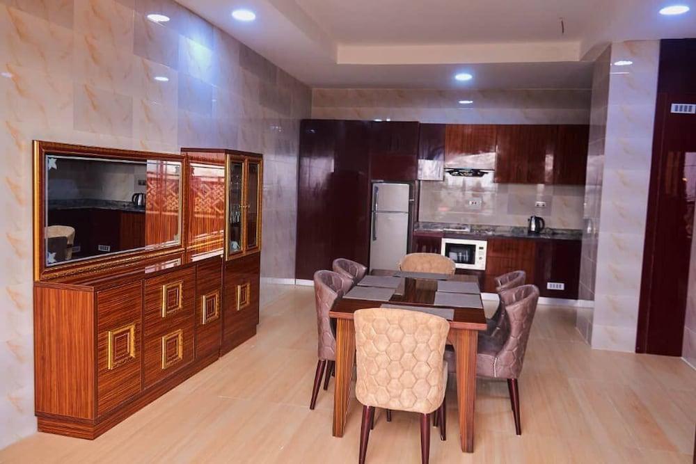 Deja Vu Hotel and Suites