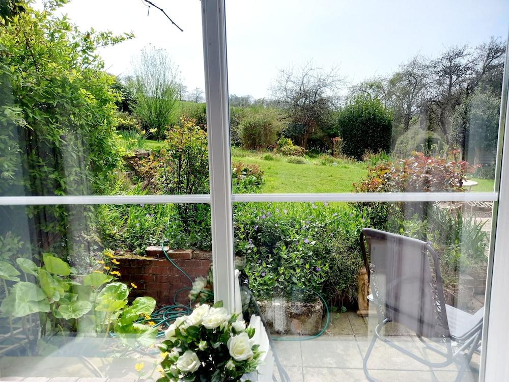 Luxurious Entire Studio in Axminster Suitable for