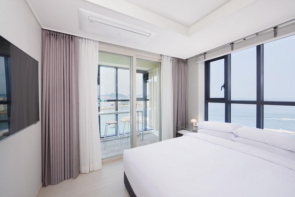 Shift Door Residence Hari