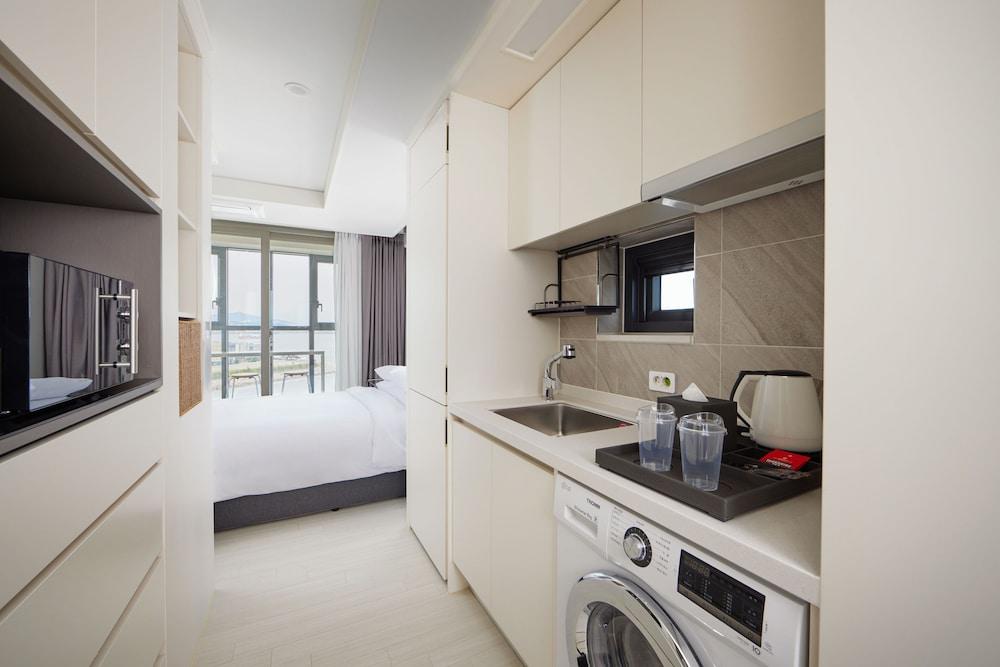 Shift Door Residence Hari