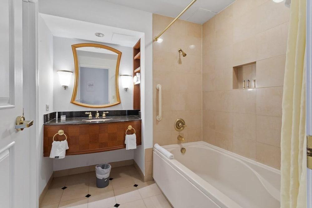 Beachfront Double Queen Hotel CozySuite