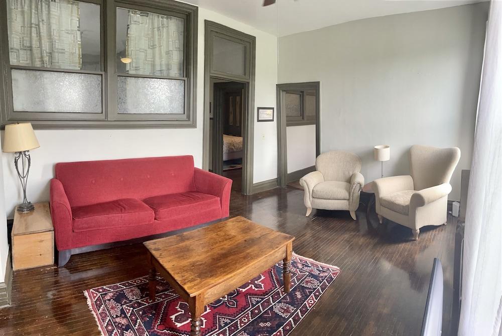 Stratford Suites - 32 Ontario St.