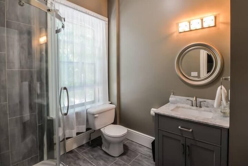 Stratford Suites - 66 Daly Ave