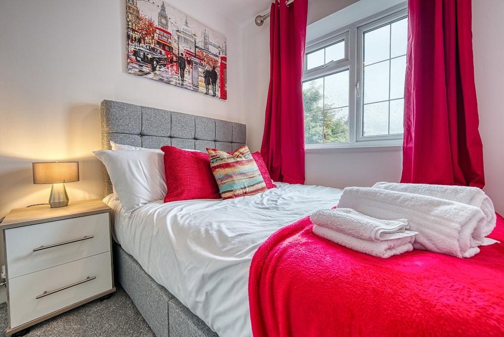 Modern 3 Bedroom 2 Bath Hse with Parking