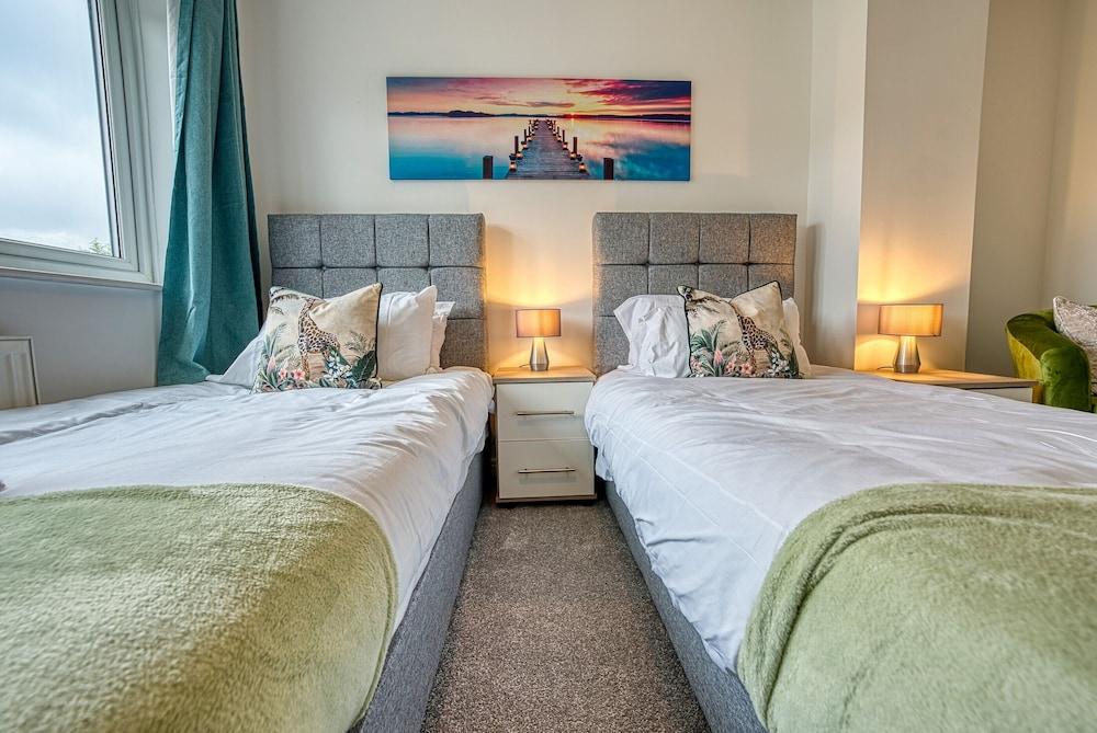 Modern 3 Bedroom 2 Bath Hse with Parking