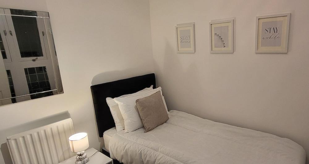 Canary Wharf - Colt Street