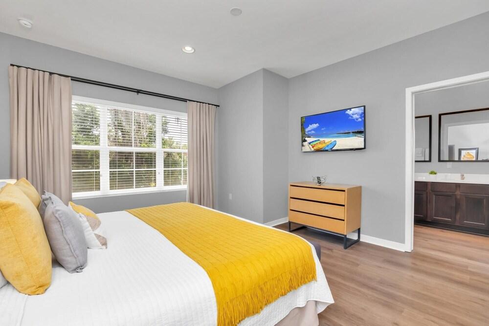 Spacious 2BR Townhome With Resort Access - Near Disney