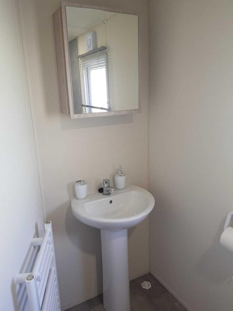 Lodge - Sleeps 8 - Parking, Wifi,