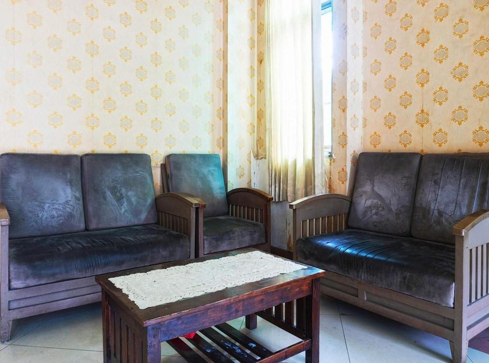 OYO 91327 Residence 38