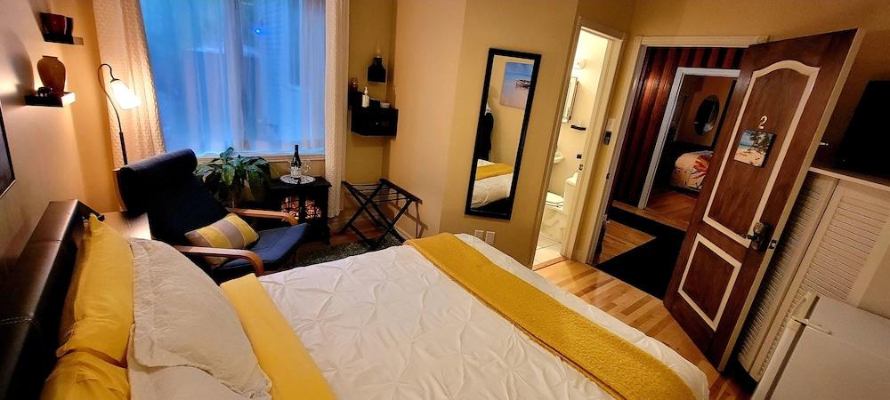 Kokomo Inn - Tropical Riverfront B&B