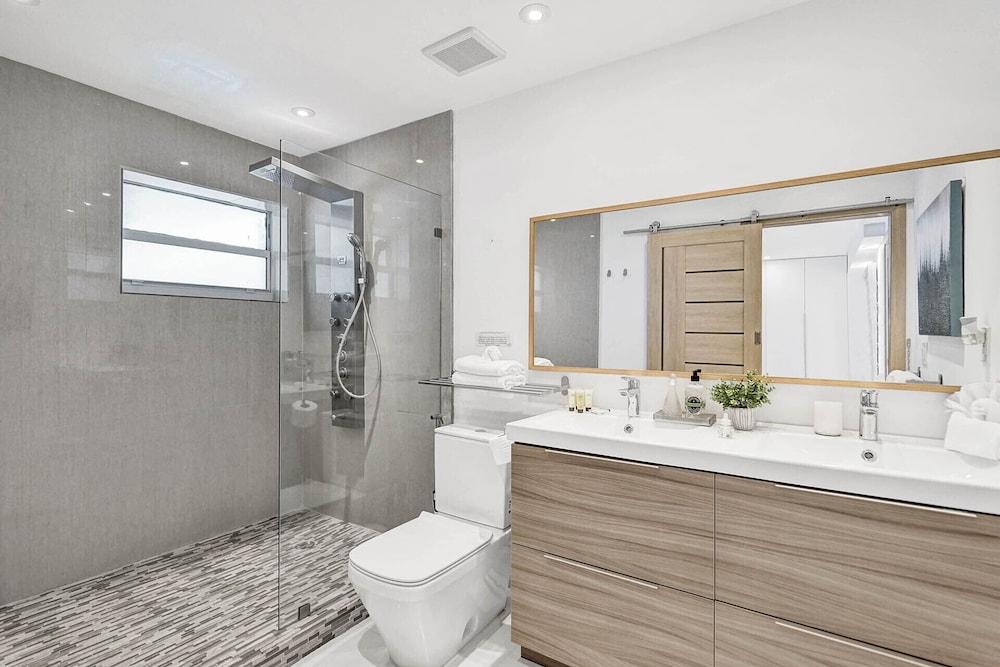 Heated Private Pool 4BR Modern home