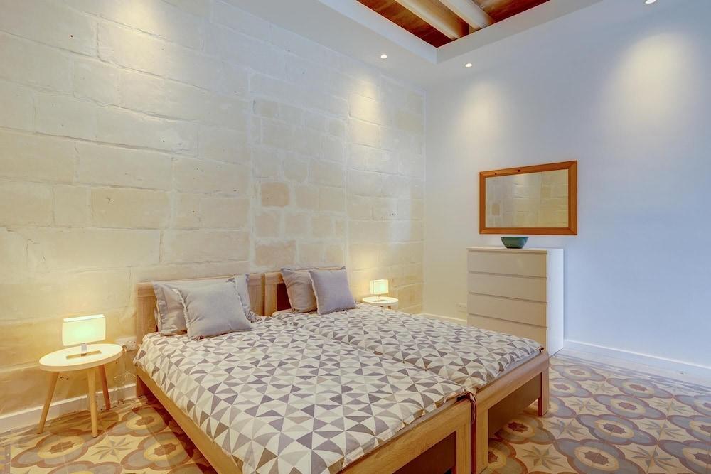 Central 2BR Apartment in Valletta