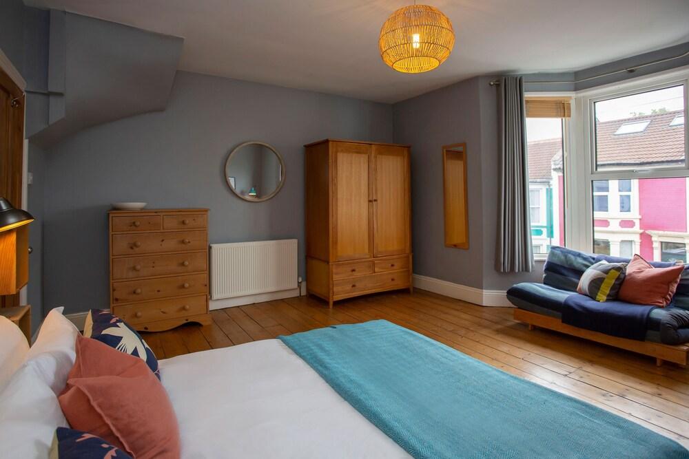 Sleek & Stylish Bristol Getaway With Garden