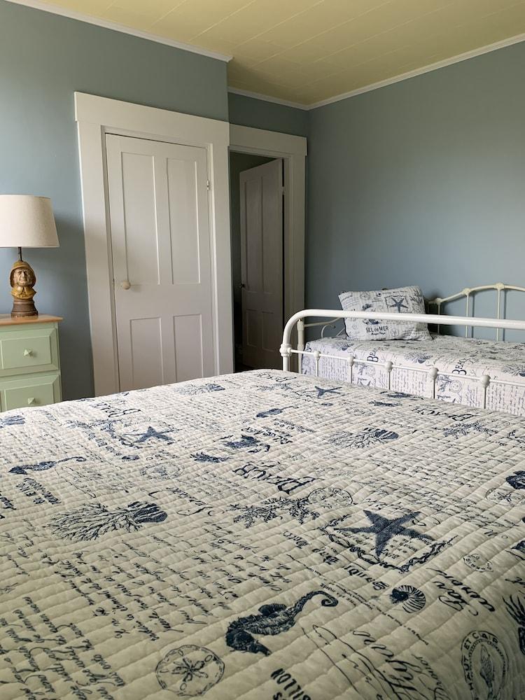 Captain Sweetser's Inn