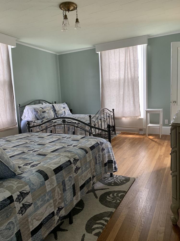 Captain Sweetser's Inn