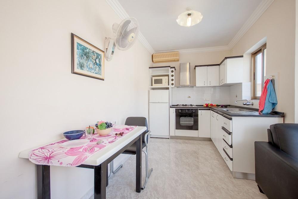 Merill Pool and Sea, Penthouse Apart 7