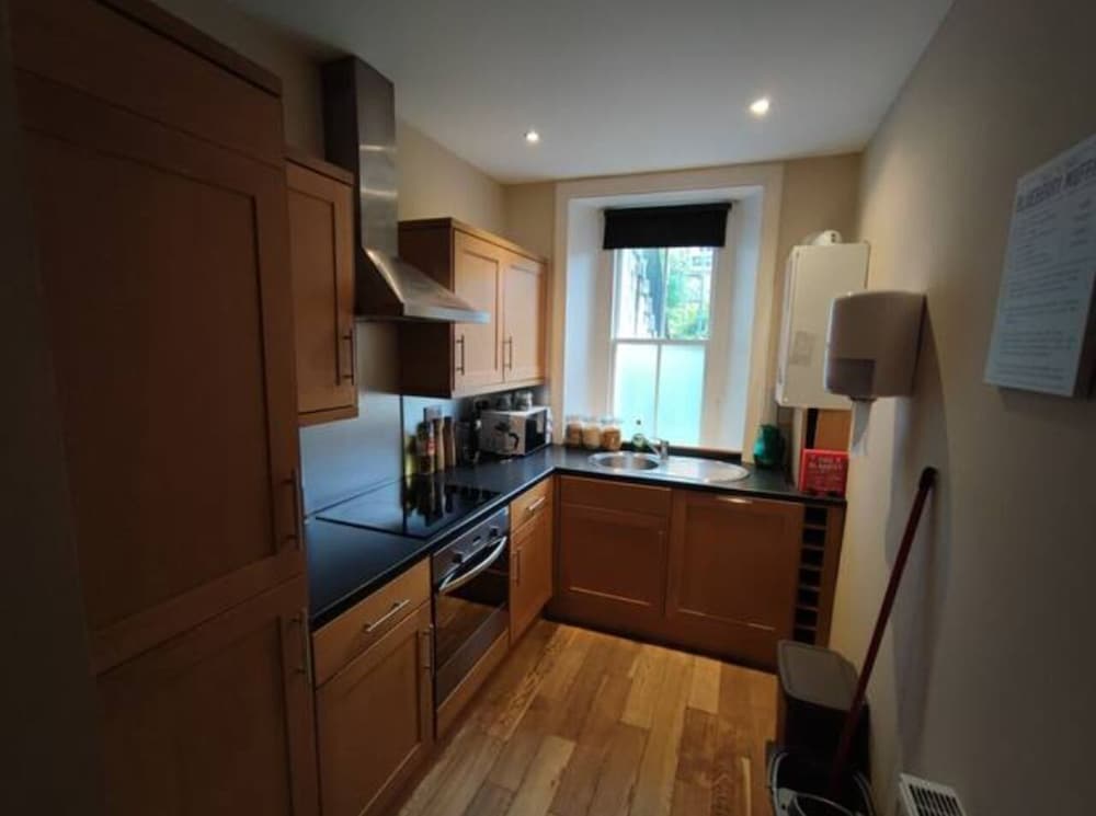 Central Edinburgh Private Garden With Parking