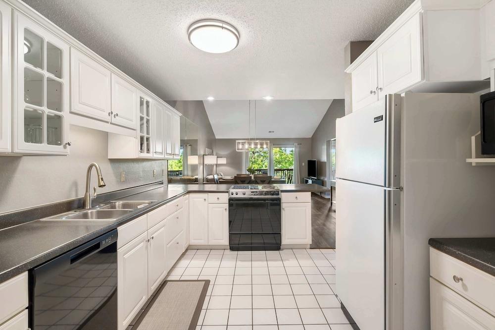 Pool View Oasis - Community Amenities