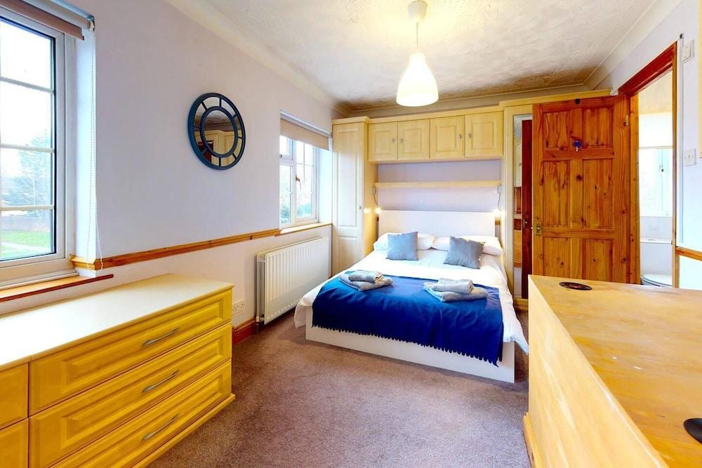 Captivating 4-bed House in Milton Keynes
