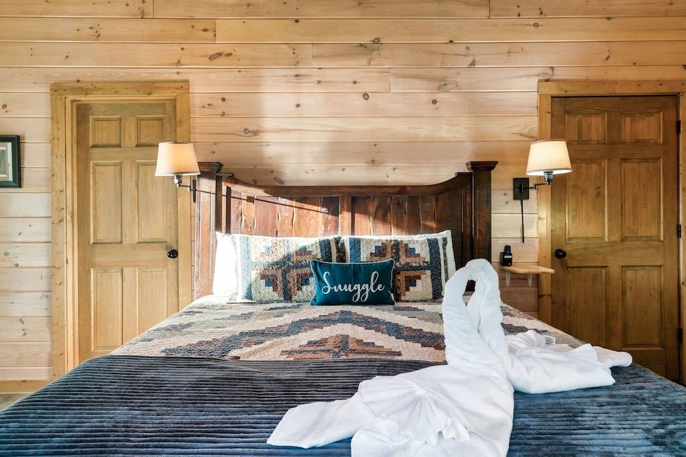 Hummingbird Hill Vista- Pool HotTub View