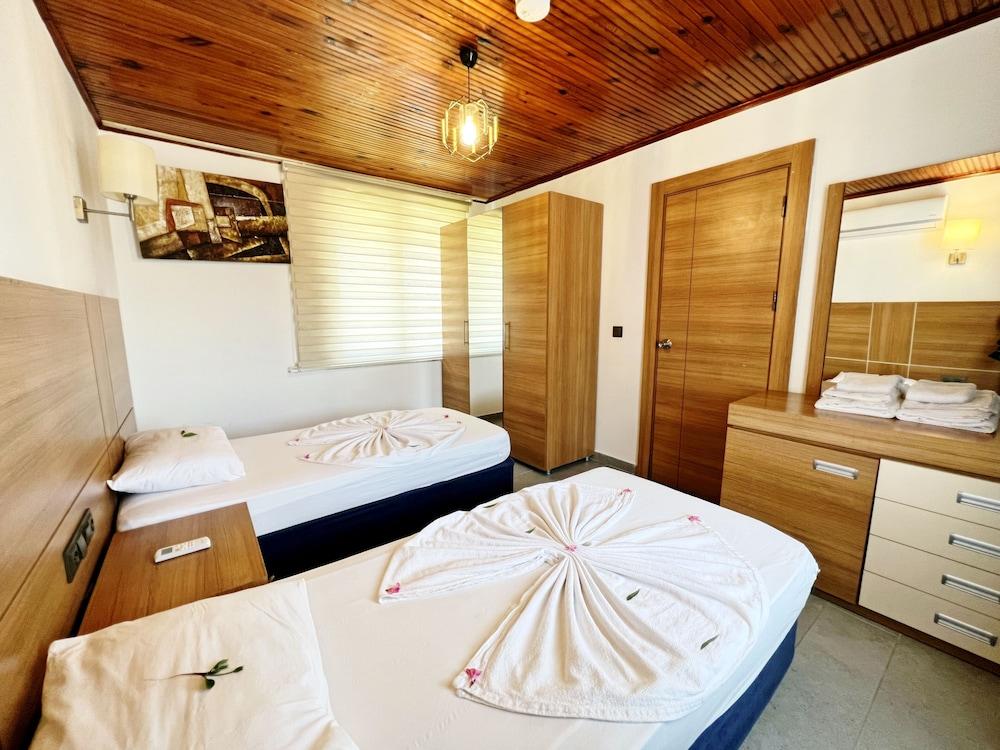 Akin Apart and Hotel