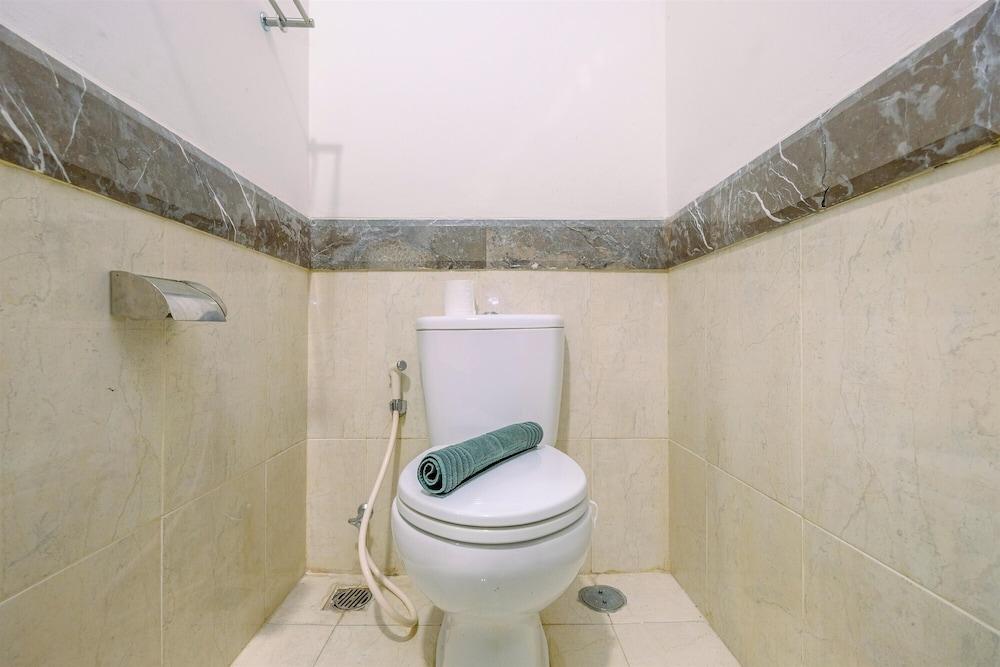 Fancy And Classic Studio Room At Bellezza Apartment