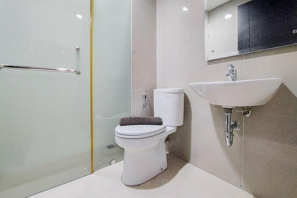 Fancy And Nice Studio At Paramount Skyline Apartment