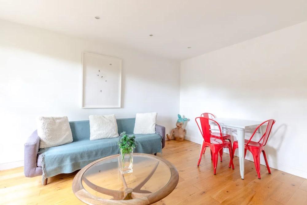 Spacious 1 Bedroom Apartment in Vibrant Angel