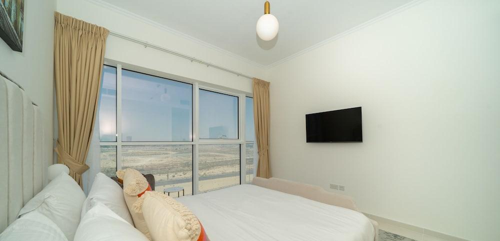 Carson Elegant Living in One Bedroom