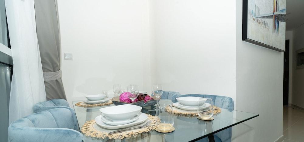 Carson Elegant Living in One Bedroom