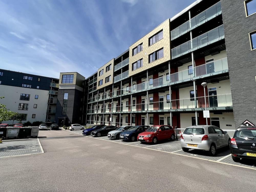 Modern 1 Bedroom Apartment With Parking