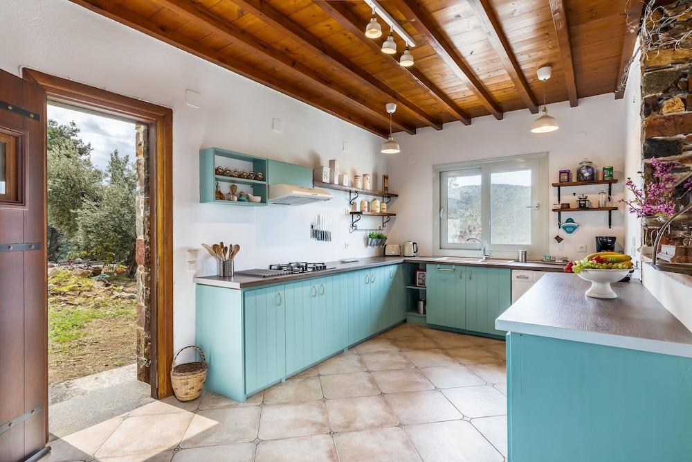 Charming 1-bed House in Stafylos