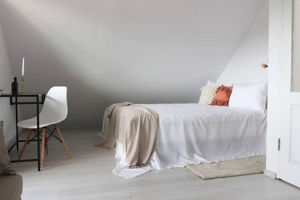 Impeccable 2-bed House in Albești