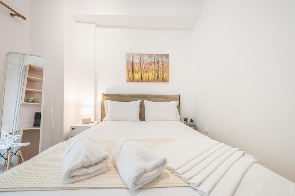 Elegant Koukaki Studio by Cloudkeys