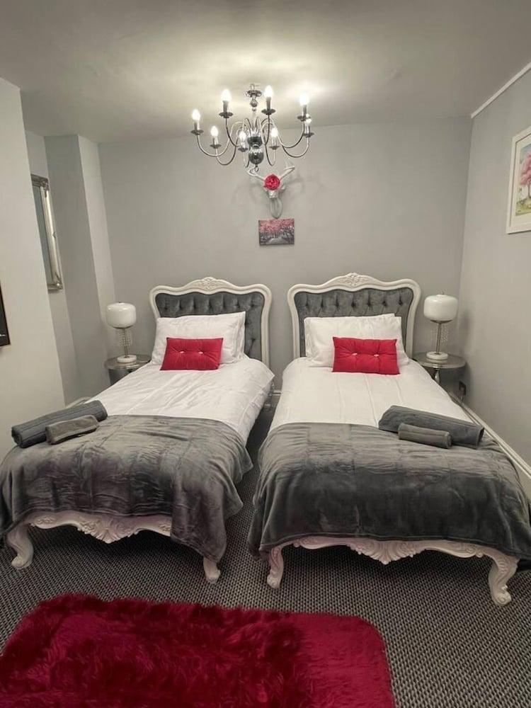 5 Bed House - Sleeps 12 - Pets - Parking