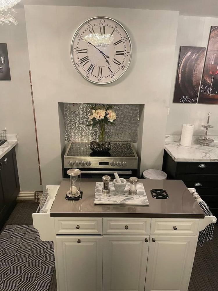 5 Bed House - Sleeps 12 - Pets - Parking