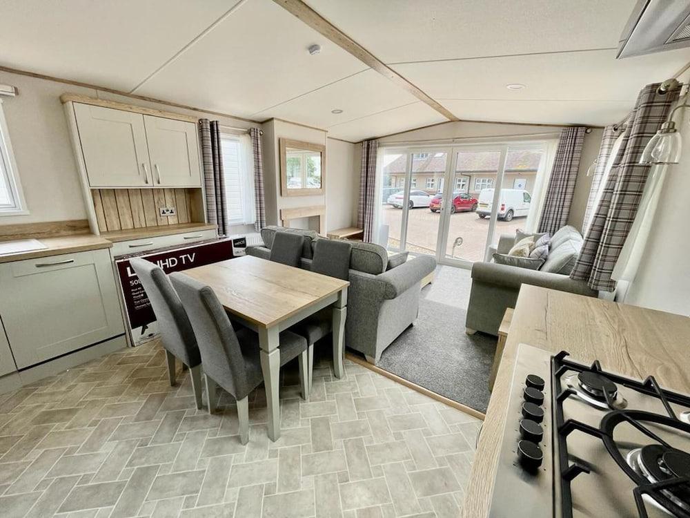 Prime Location 3-bed Chalet in Seal Bay, Selsey