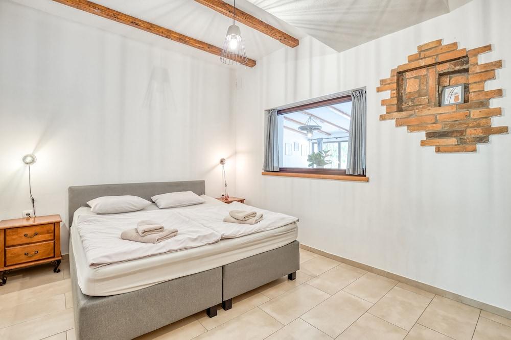 Pool Suite Flaxseed Private Sauna