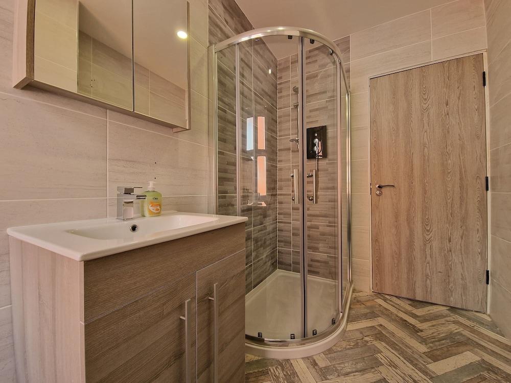 Dysa Clifton Apartments