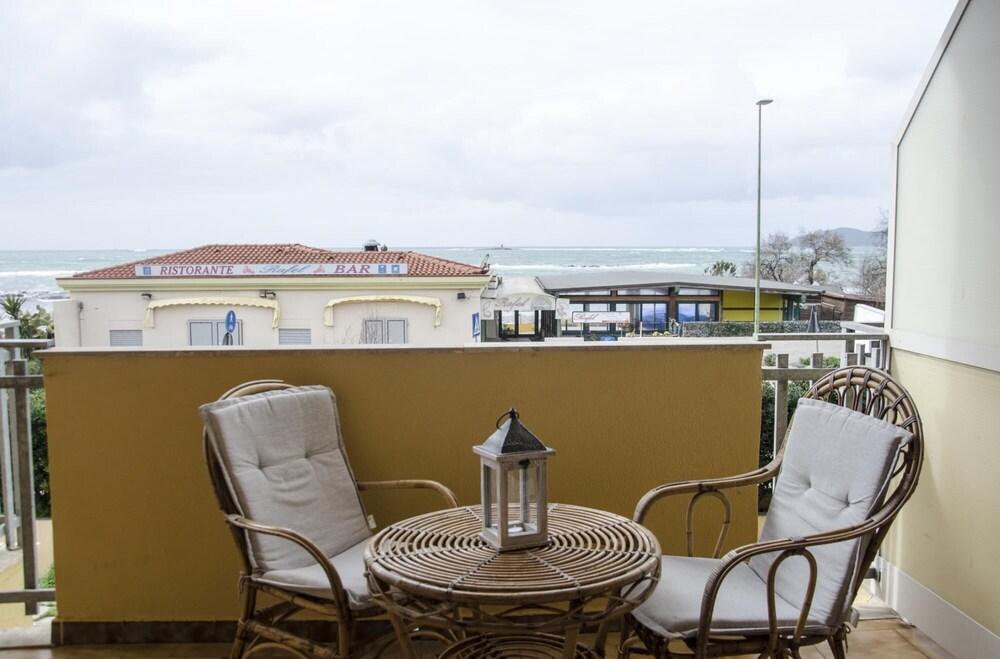 Beachfront two Room Apartment Sparaglione