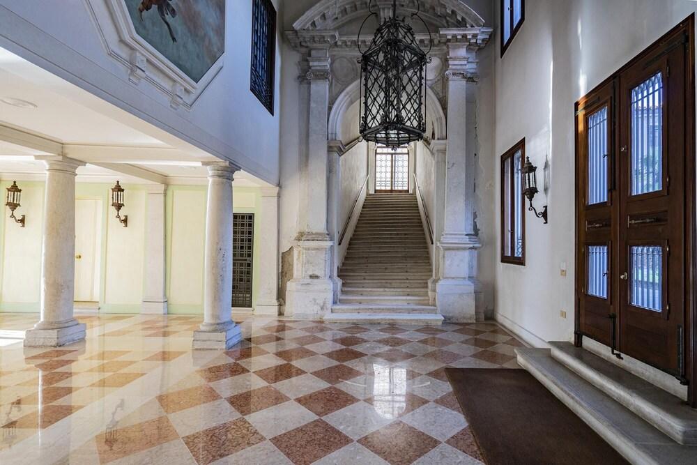 Ca Degli Specchi Grand Canal