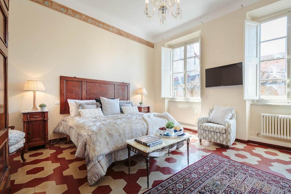 Casa Santa Croce in Lucca