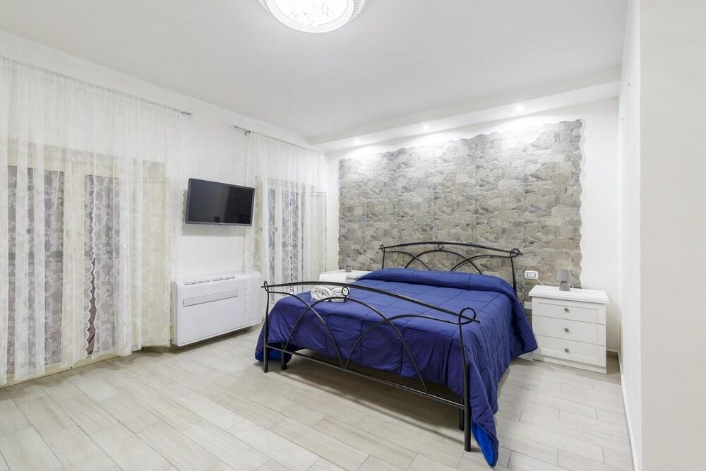 Nilo 1 - Shelter in the Center