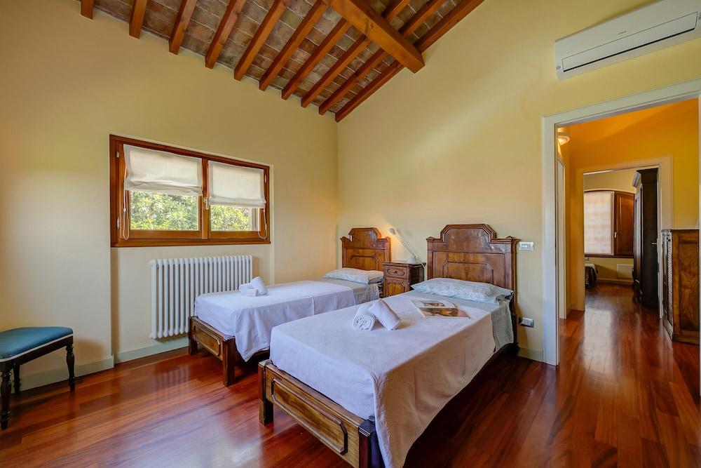 Villa Faccioli Magnolia With Shared Pool