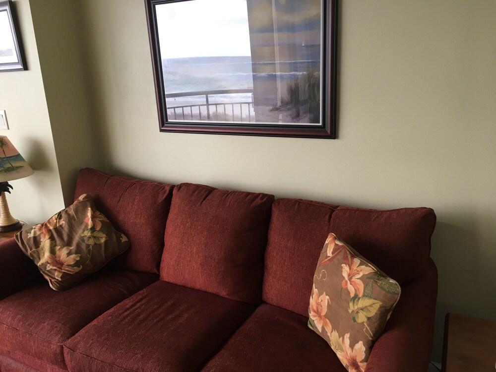 Oceanview condo Steps to the beach